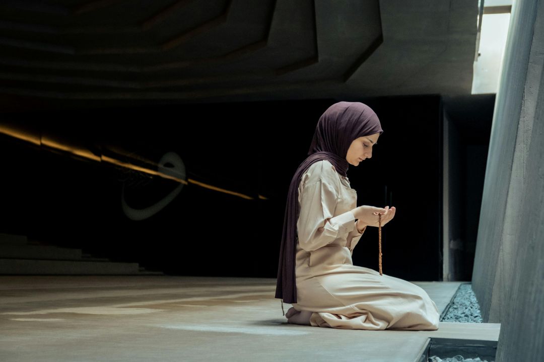 wanita berdoa